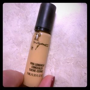 Mac Pro Longwear concealer. NC25